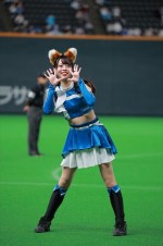 「きつねダンス」を踊るファイターズガール写真