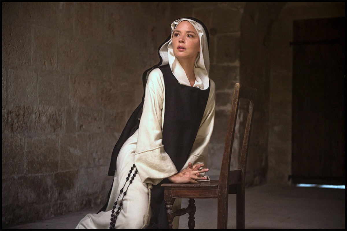 ポール・ヴァーホーベン監督最新作『ベネデッタ』公開決定　実在の修道女を描く奇想天外セクシュアル・サスペンス