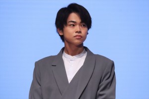 菅生新樹、縦型ドラマ『トップギフト』完成報告イベントに登場