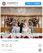 AKB48の4期メンバーが新郎新婦を囲む　※「藤江れいな」インスタグラム