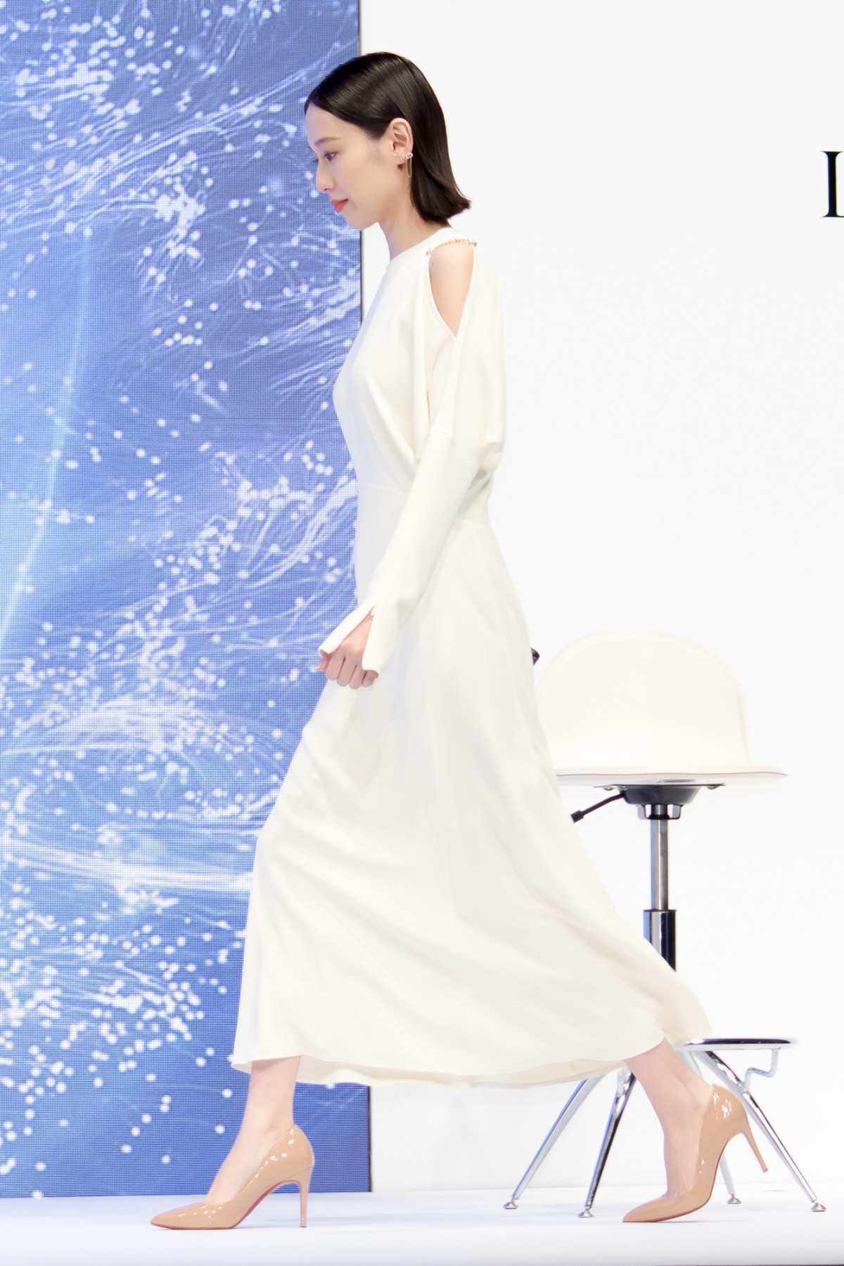 戸田恵梨香、白ドレスで登場　ポジティブに過ごす秘訣は「自分を信じてあげること」