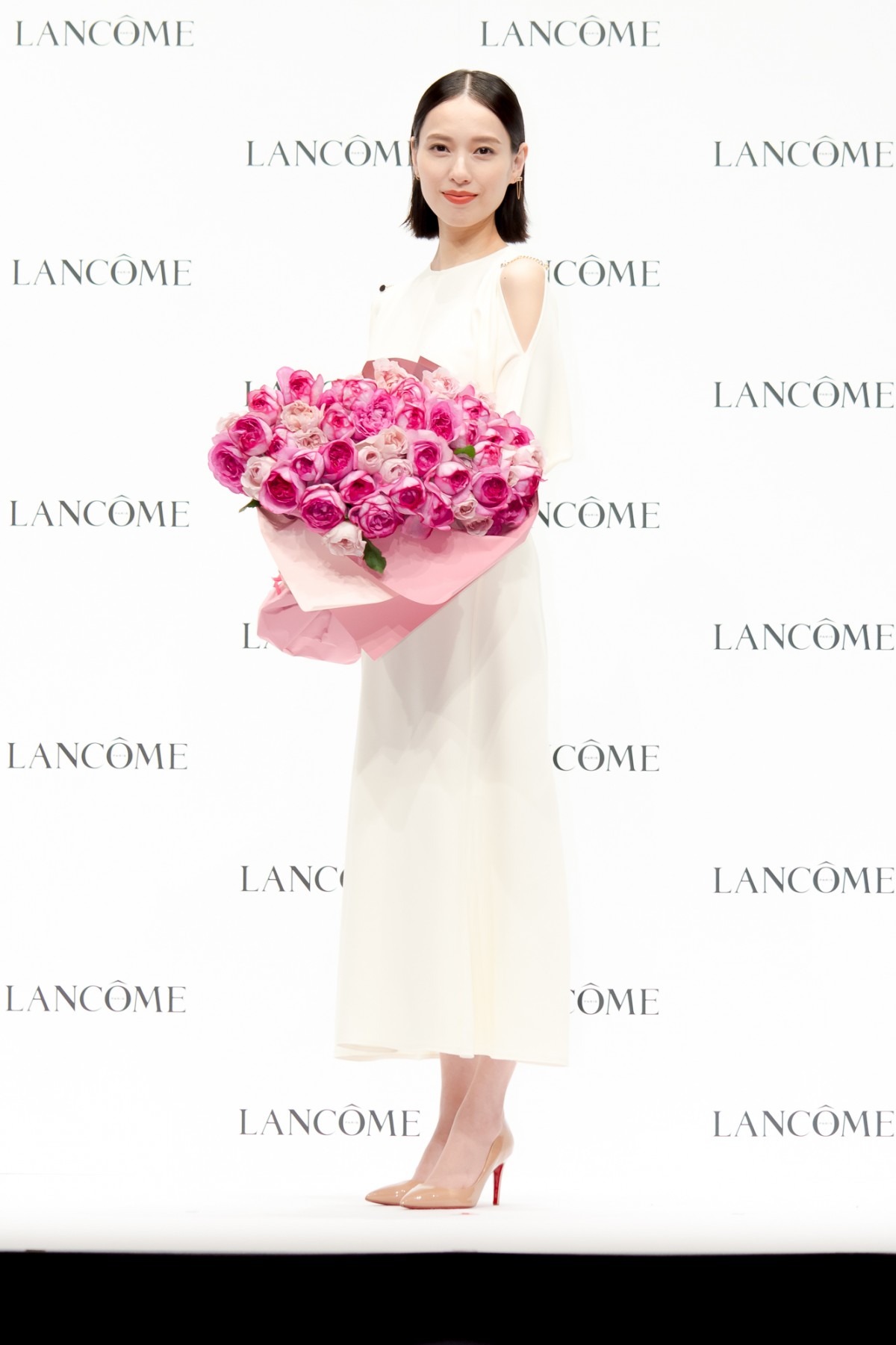 戸田恵梨香、白ドレスで登場　ポジティブに過ごす秘訣は「自分を信じてあげること」