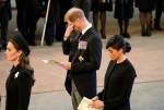 涙をぬぐうヘンリー王子　エリザベス女王の棺が安置されたウェストミンスターホールを弔問（現地時間9月14日）