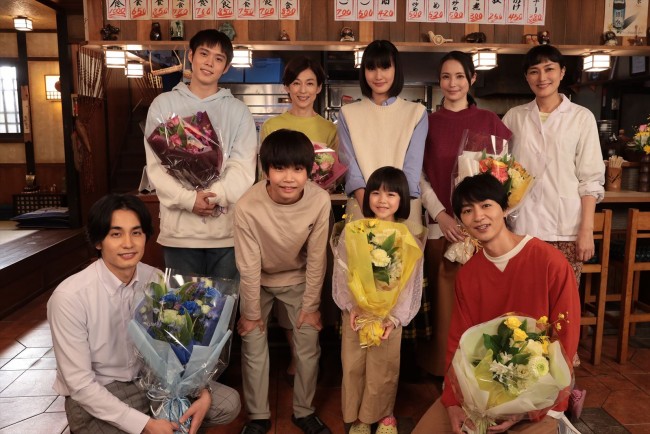 ドラマ『家庭教師のトラコ』(後列左より)細田佳央太、鈴木保奈美、橋本愛、美村里江、板谷由夏(前列左より)中村蒼、阿久津慶人、加藤柚凪、細田善彦