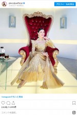 オートクチュールのドレスで王座の椅子に座るアンミカ　※「アンミカ」インスタグラム