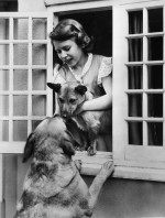 愛犬を抱っこする幼い頃のエリザベス女王