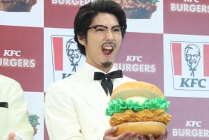 「ケンタッキーバーガー本気宣言」発表会に登壇した賀来賢人