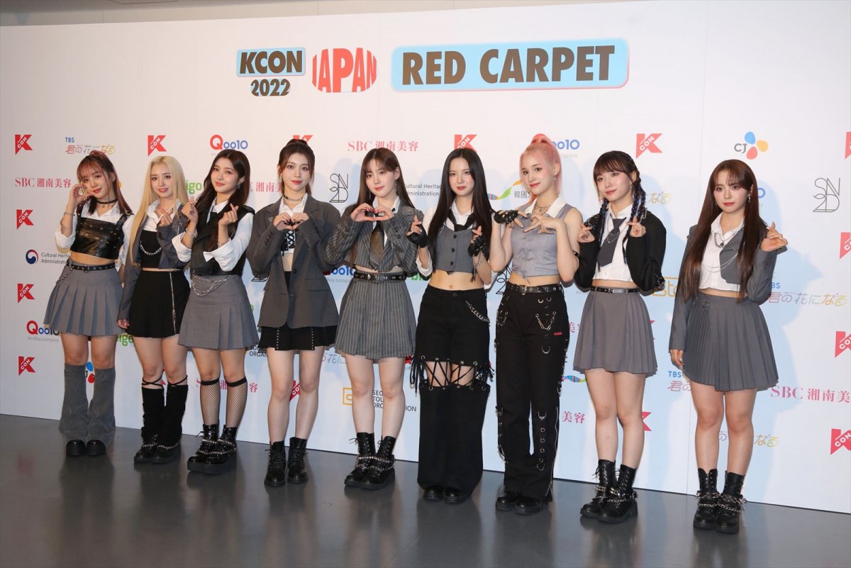 NiziU「KCON」最終日にそろって登場！　へそチラ＆ブーツのキュートコーデ