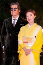 「第35回東京国際映画祭」オープニングレッドカーペットに登場した寺島しのぶ、豊川悦司