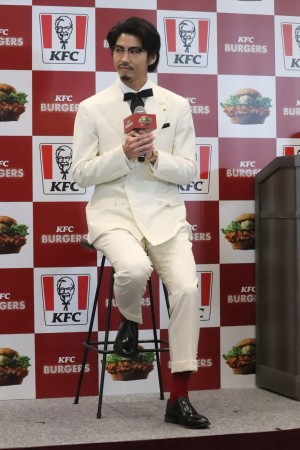 「ケンタッキーバーガー本気宣言」発表会に登壇した賀来賢人