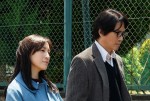 映画『あちらにいる鬼』寄り沿いながら歩く夫婦 （左から）広末涼子、豊川悦司
