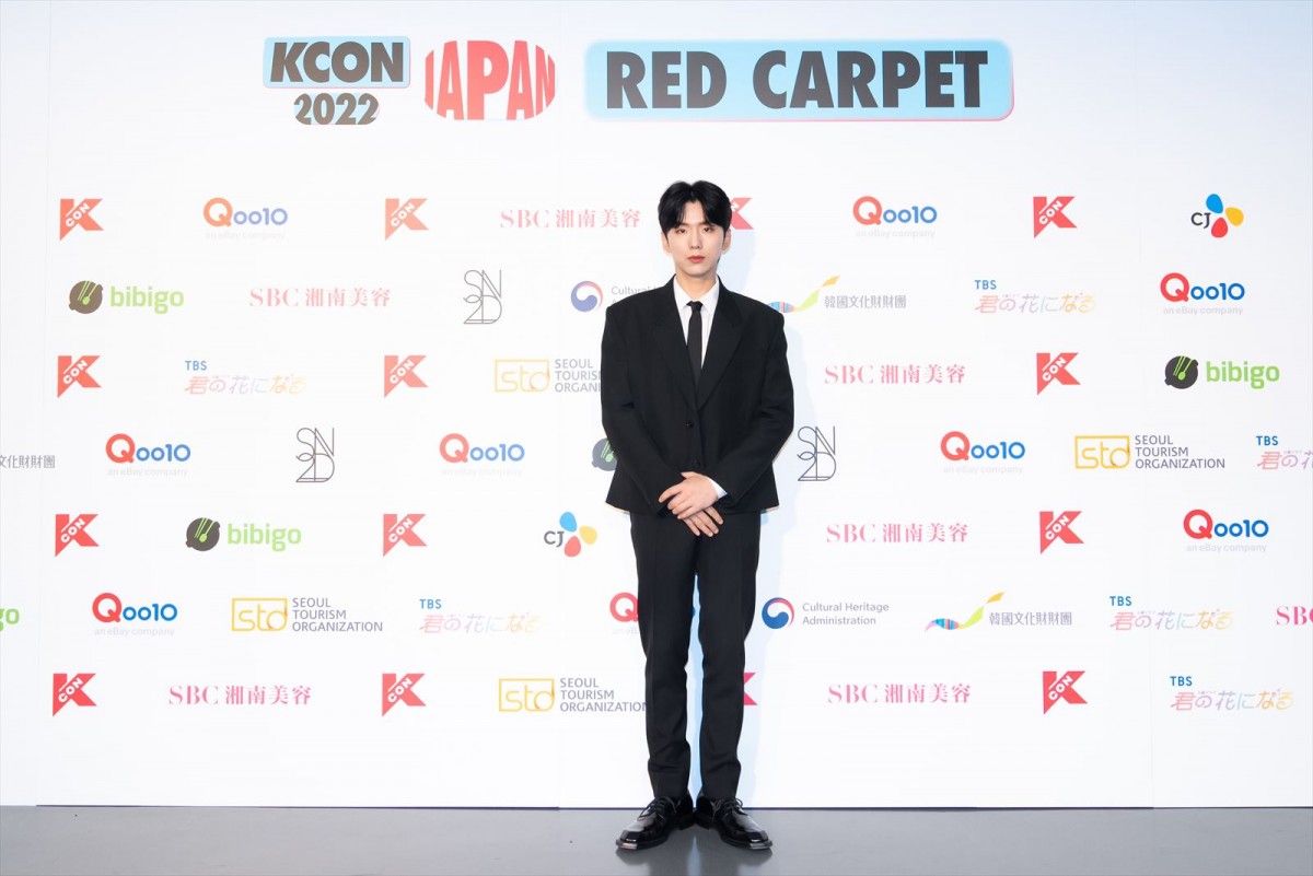 INI・LE SSERAFIMら「KCON」初日レッドカーペット　グループの個性輝く衣装に注目