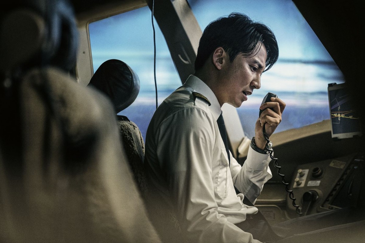 ソン・ガンホとイ・ビョンホンが奔走！　『非常宣言』“地上”と“上空”それぞれで奮闘する新場面写真10点