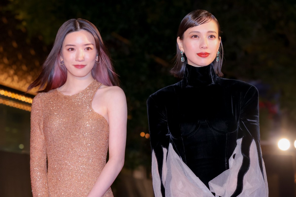 戸田恵梨香＆永野芽郁、輝くドレス姿で登場　美のオーラ放つ＜第35回東京国際映画祭＞