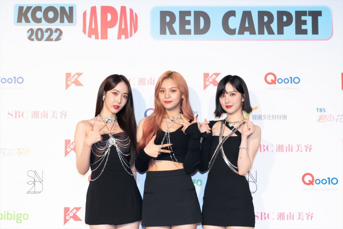 INI・LE SSERAFIMら「KCON」初日レッドカーペット　グループの個性輝く衣装に注目