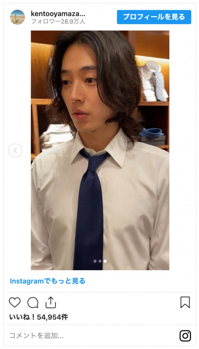 写真）山崎賢人「店員さんのふり」 おちゃめな姿に反響「スーツ似合う