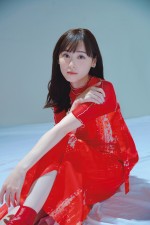 【写真】『舞いあがれ！』福原遥、真っ赤なドレス姿　美麗グラビア披露