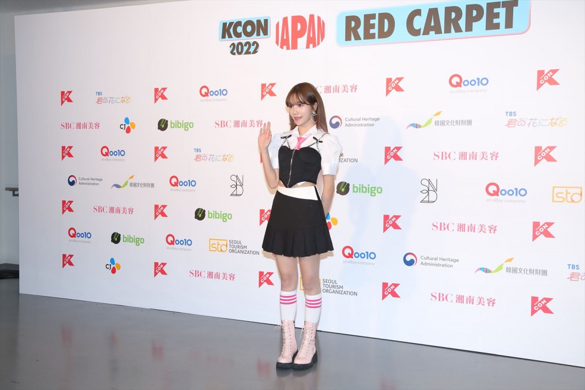 NiziU「KCON」最終日にそろって登場！　へそチラ＆ブーツのキュートコーデ
