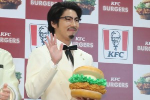 「ケンタッキーバーガー本気宣言」発表会に登壇した賀来賢人