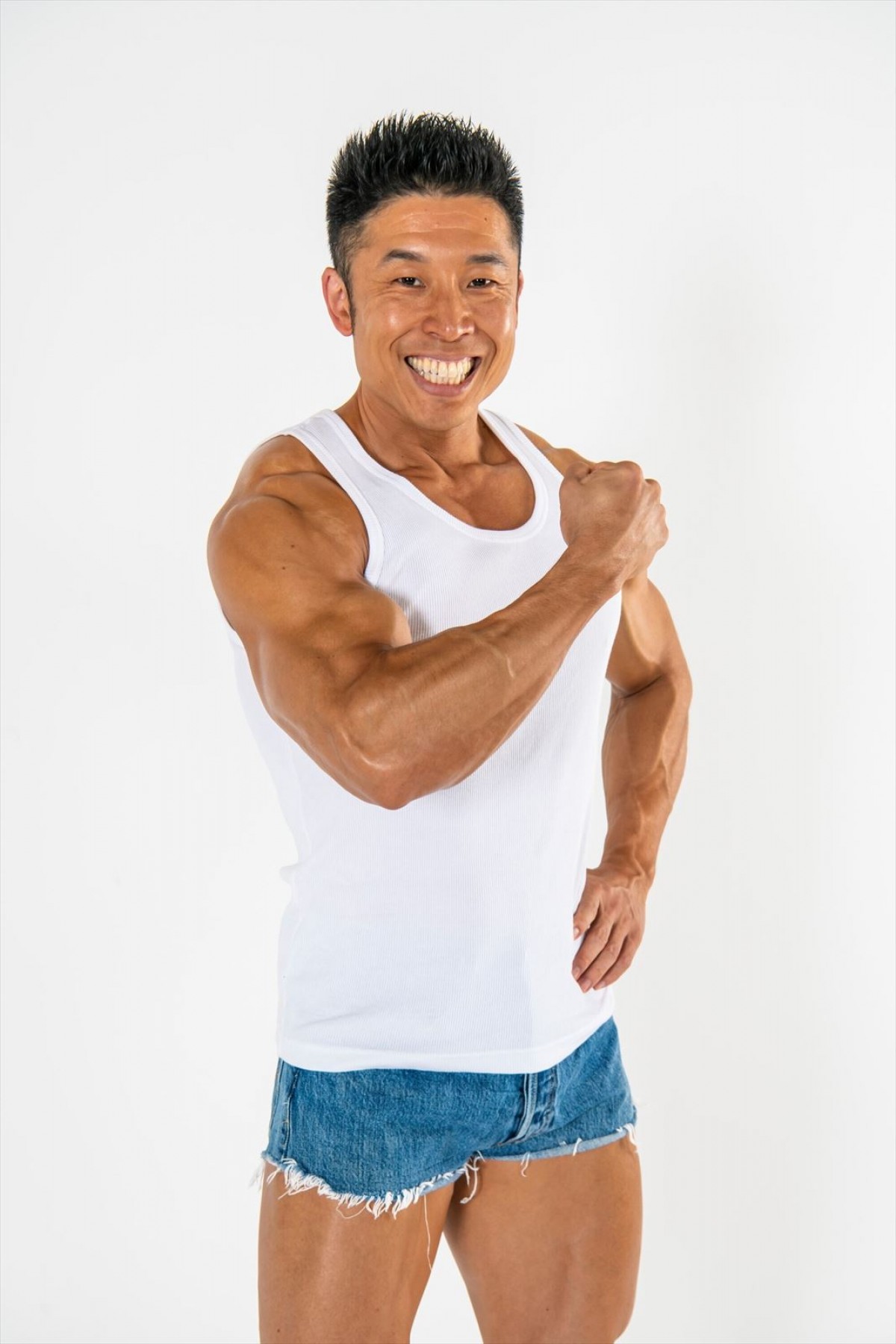 なかやまきんに君、某名画パロディ“牛乳を注ぐ男”に反響　「顔の迫力凄い」「プロテインにしか見えない」