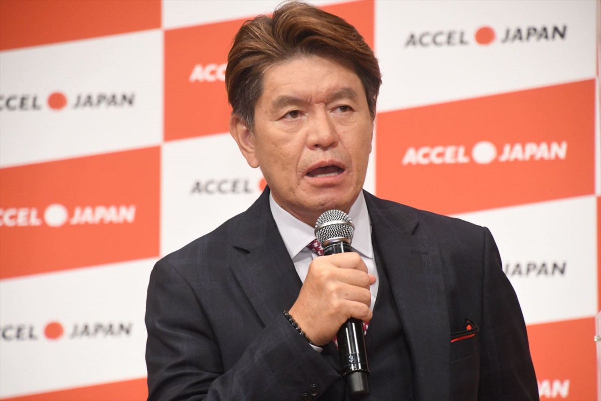 篠田麻里子、膨大なカットの撮影に「AKB48時代を思い出しました」と笑顔！
