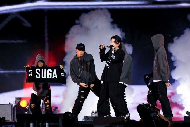 写真）BTS、釜山で無料コンサート開催！ ステージ初披露「Run！ BTS