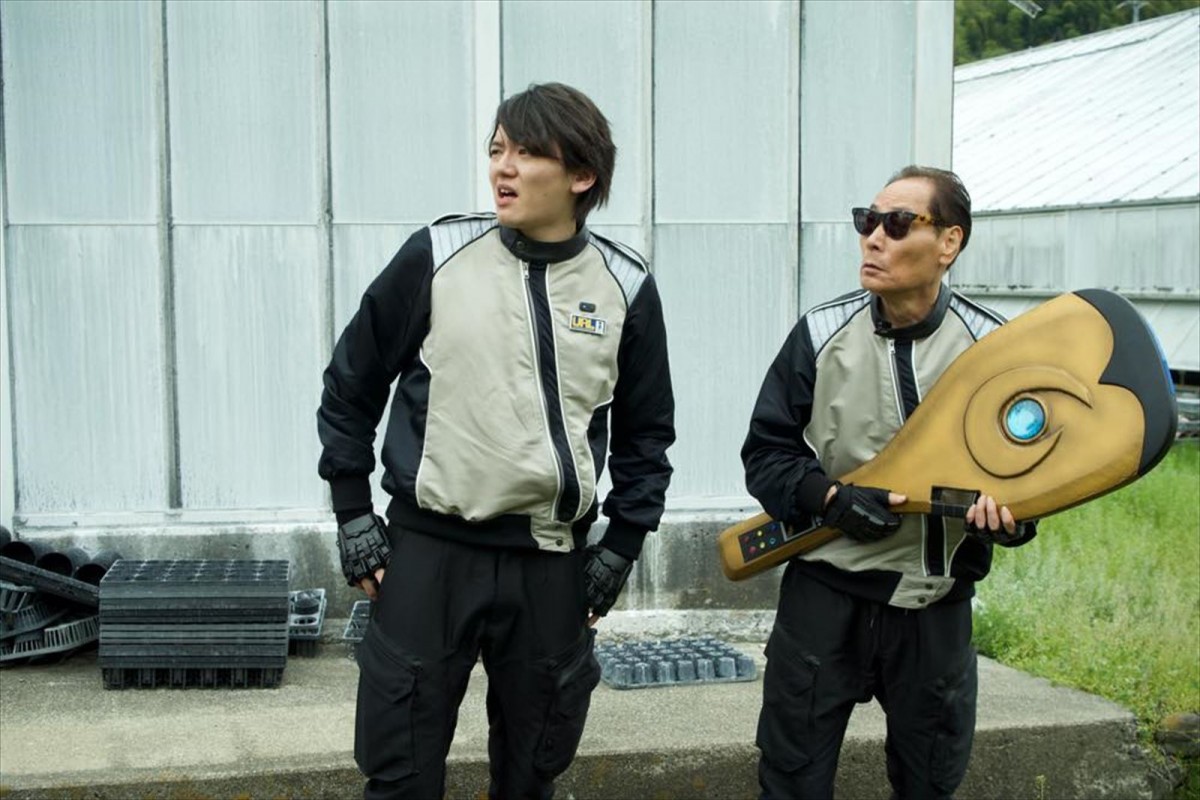 ヨネスケ、スペースしゃもじを手にUFO事件に切り込む！ 『突撃！隣のUFO』公開決定