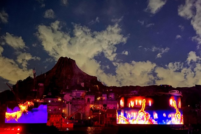 ミッキー ミニーがキス Tds新しい夜のショー ビリーヴ ついにスタート 東京ディズニーシー 22年11月11日 写真 特集 レポート クランクイン トレンド