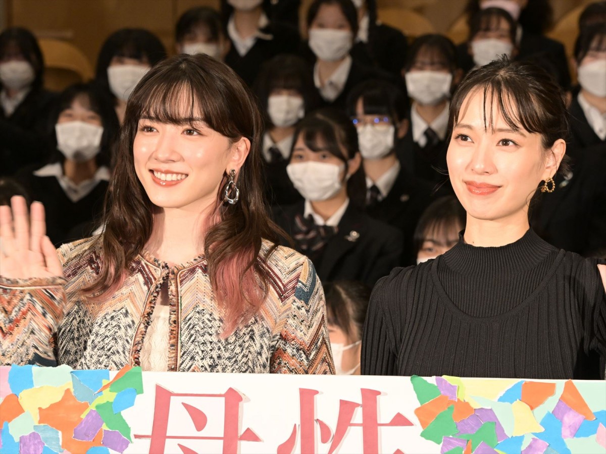 戸田恵梨香＆永野芽郁の学生時代に「かわいい」の歓声　自身の母親への思いも明かす
