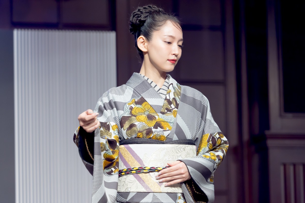吉岡里帆、グレー基調の着物でランウェイ　着物は「憧れの装い」