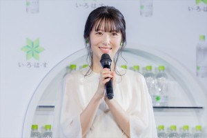 浜辺美波、「い・ろ・は・す」新ボトル 全国発売 プレス発表会に登場