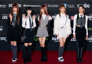 NewJeans、制服風のコーデがキュート！　ファンとの交流を楽しむ一幕も＜2022 MAMA AWARDS＞