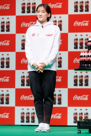 綾瀬はるか、「コカ・コーラ」FIFA ワールドカップ 開催国ボトル発売記念イベントに登場