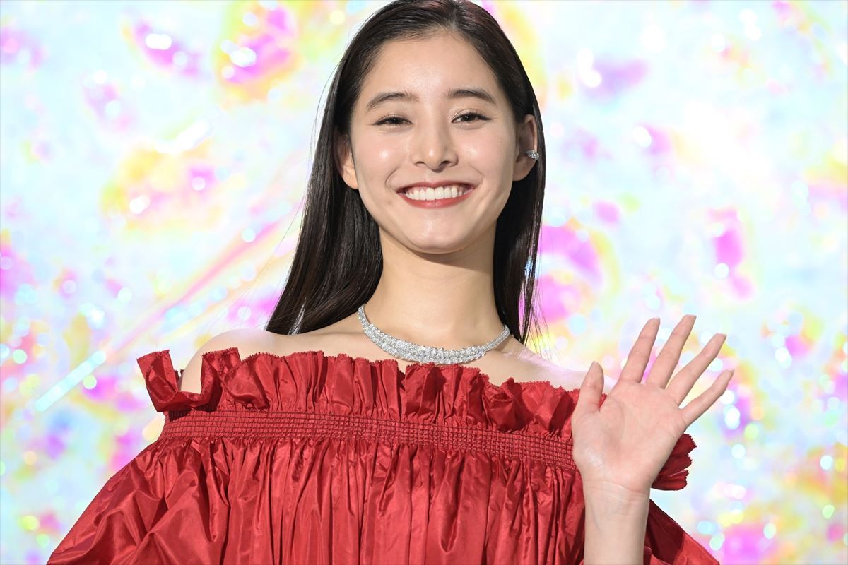 新木優子、美しい深紅のドレス姿　ツリー点灯式でクリスマスの思い出語る