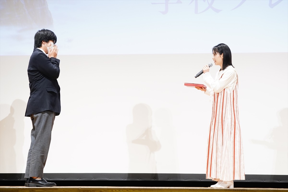 當真あみ＆北村匠海、叶えたい願いをのせてランタンを空へ　『かがみの孤城』イベント登場