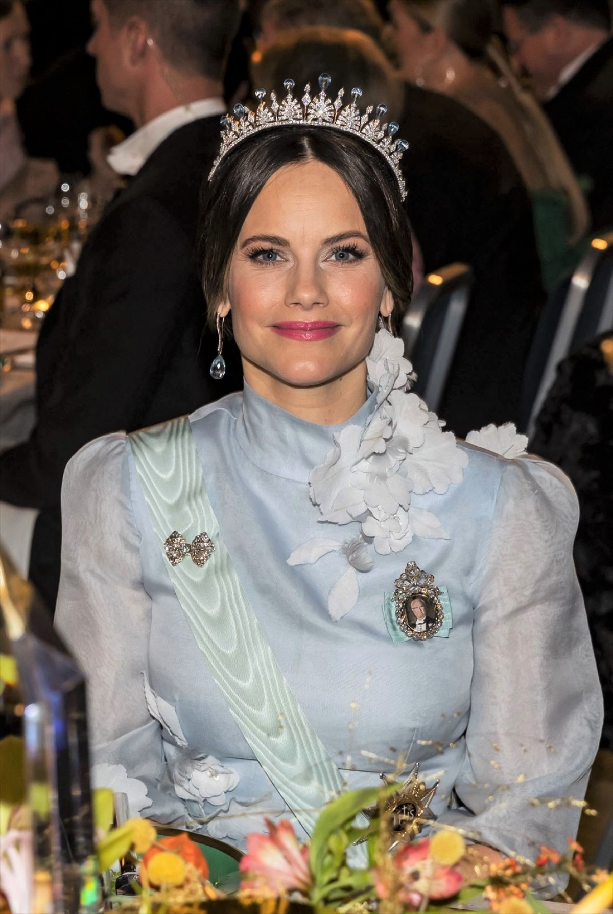 スウェーデン王室ソフィア妃、ノーベル賞ウィークで見せたティアラ輝くドレス姿