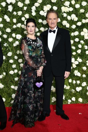 フィービー・ケイツと夫のケヴィン・クライン（2017年）