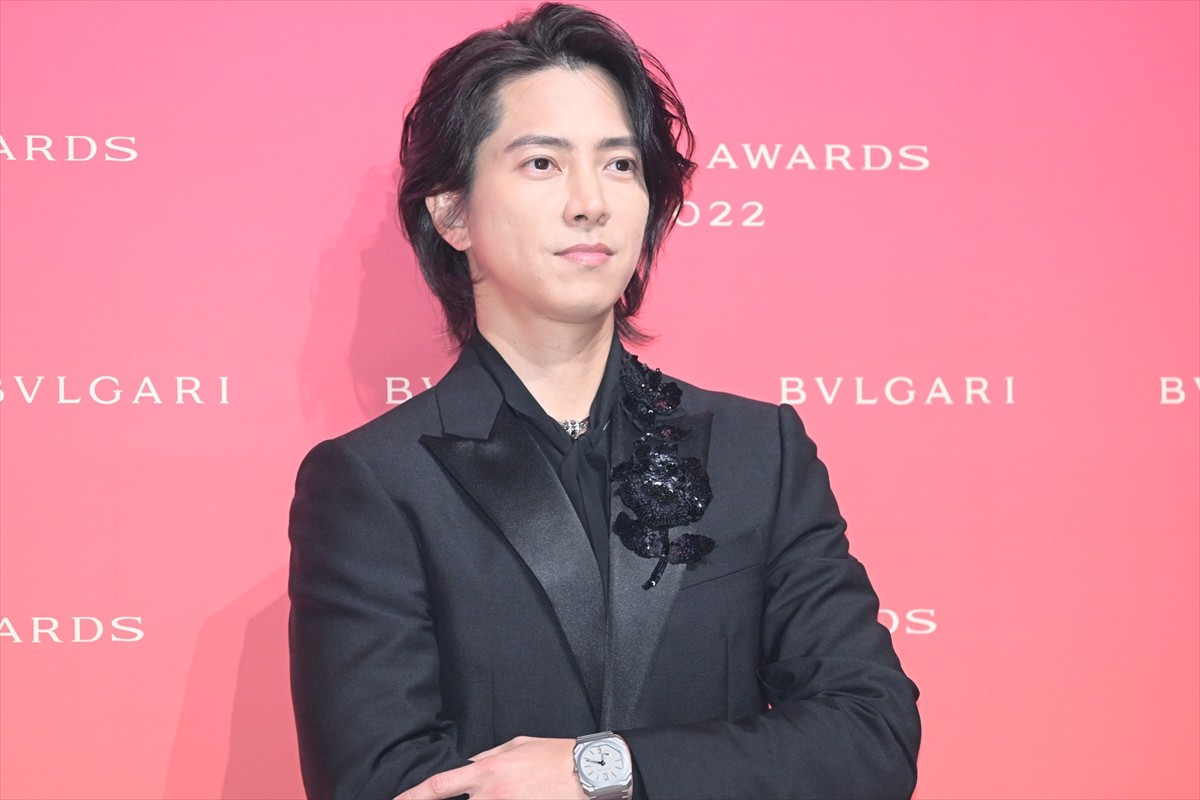 山下智久、ブラックスーツでスタイリッシュに登場　2022年は「幸せな一年を過ごせた」