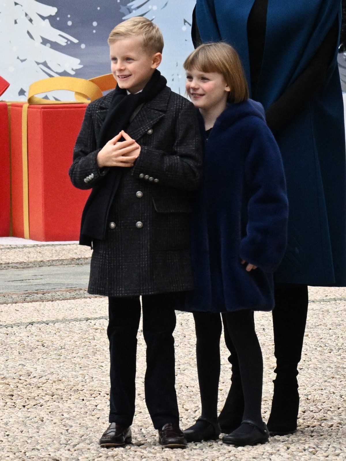 モナコ王室恒例のクリスマスパーティー開催　ジャック公子＆ガブリエラ公女がプレゼントを手渡し
