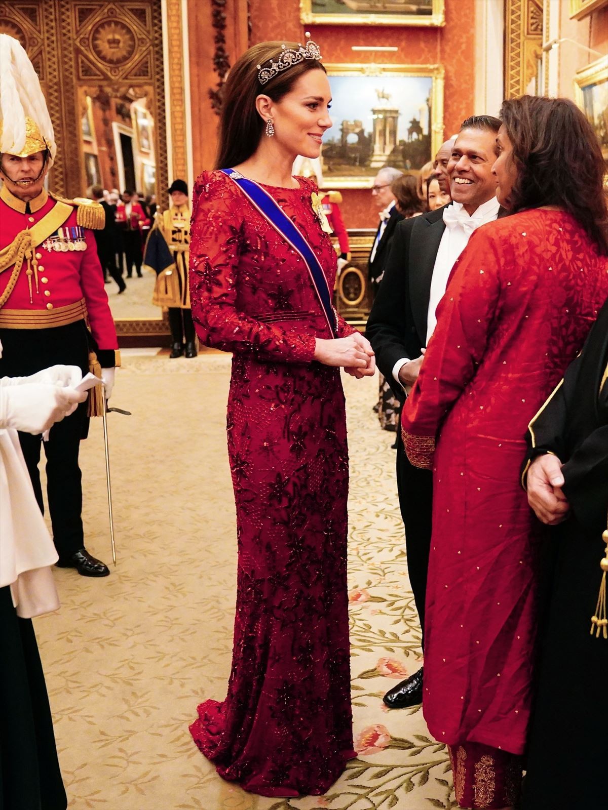英キャサリン皇太子妃、気品あふれる赤いドレス姿でバッキンガム宮殿のパーティーに