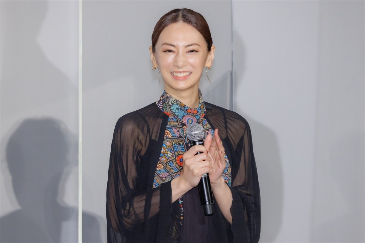 中島健人、共演犬の登場に笑顔弾ける　触れ合う両者に二宮和也「ずっと見てられる」
