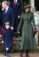 キャサリン妃、ルイ王子と手をつないでクリスマス礼拝へ