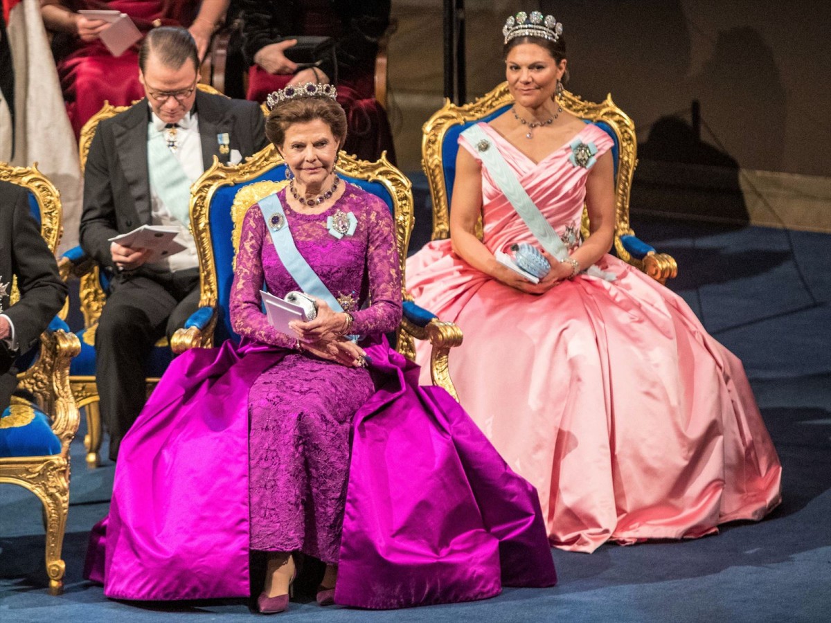 スウェーデン王室ヴィクトリア王太子、ピンクのドレス＆ティアラでノーベル賞授賞式に