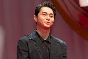 東出昌大、映画『コンフィデンスマンJP　英雄編』ワールドプレミアに登場