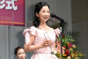 宮崎美子、第33回日本ジュエリーベストドレッサー賞 表彰式に登場
