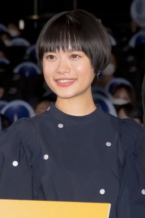 杉咲花、映画『99.9‐刑事専門弁護士‐THE MOVIE』大ヒット御礼舞台あいさつに登場