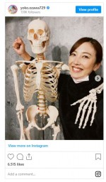 小澤陽子アナウンサーが骨格模型と肩組み　※「小澤陽子アナウンサー」インスタグラム