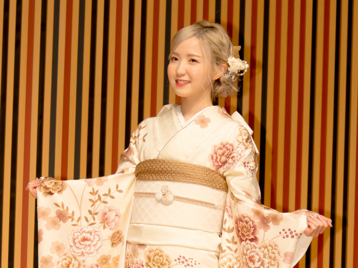 ＜AKB48成人式＞小栗有以・本田仁美ら華やかな振袖姿を披露　“黄金のトライ世代”で「AKB48を引っ張っていきたい」
