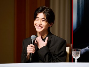 映画『牛首村』完成報告会見に登壇した高橋文哉