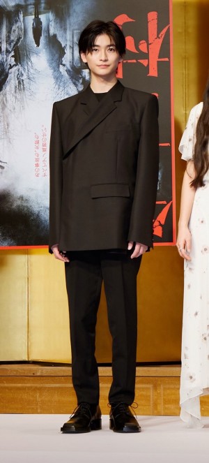 映画『牛首村』完成報告会見に登壇した高橋文哉